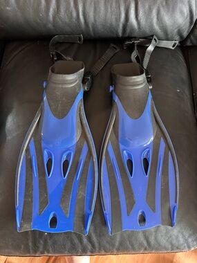 New Dolfino Youth Black Rubber Swim Fins with Blue Accent